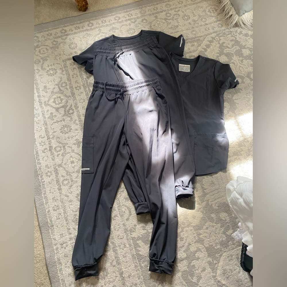 Skechers dark grey scrub top & joggers, 2 sets !!!
one set for 25 !!
